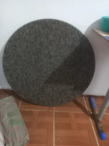 Pedra de marmore redonda ,já usada .