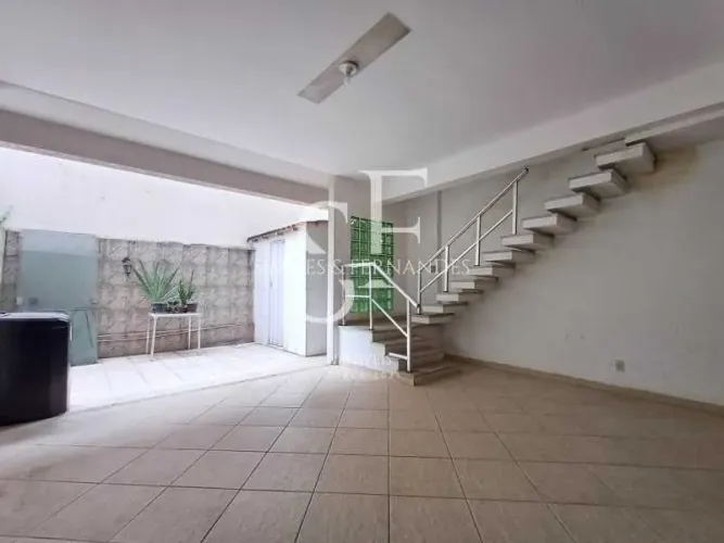 Vila Isabel - Rua Jorge Rudge - Apartamento tipo casa, com 6 quartos, terraço com churrasq