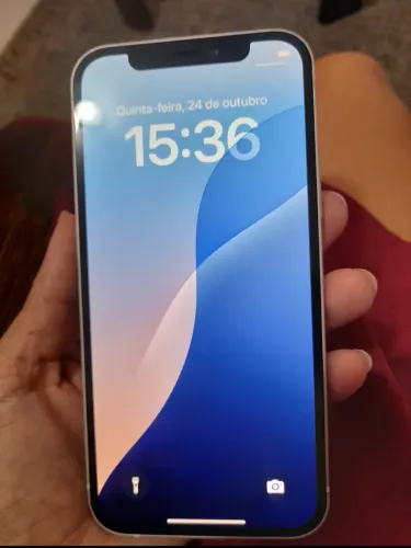 Vendo iPhone bem conservado,vai com carregador valor 1,300