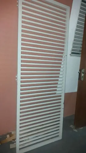 Grade de proteção para porta , usado porém em bom estado .