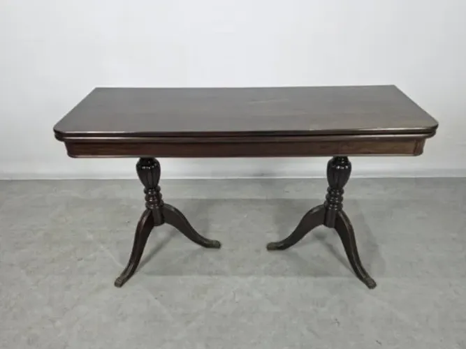 Mesa Aparador Década de 60 estilo Inglês em Imbuia maciça e pés com acabamento em metal