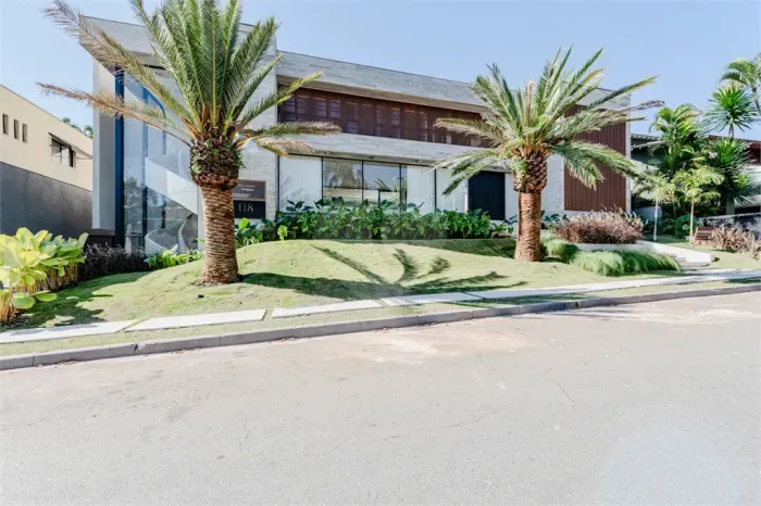 Alphaville Residencial 1 casa nova 3 Salas 5 Suites 8 vagas cobertas Piscina