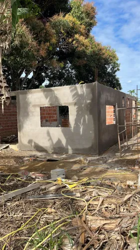Vendo terreno com duas casas pra terminar 