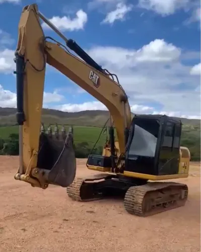 Escavadeira Caterpillar 313 D2GC ano 2022 com 2650 horas, ar condicionado, em MG