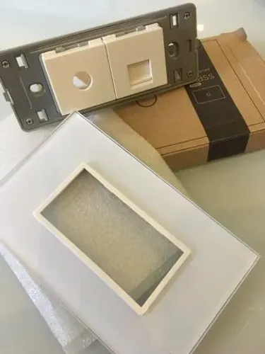 Tomada Livolo para telefone em vidro temperado, na caixa, nunca utilizado