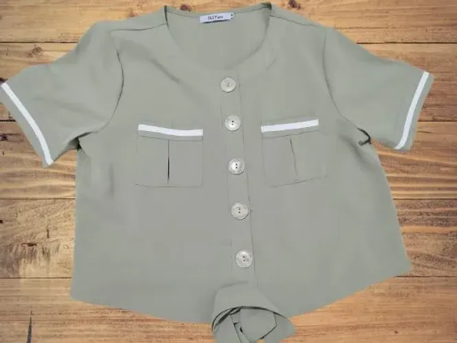 Blusa feminina verde com botões