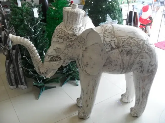 elefante em madeira