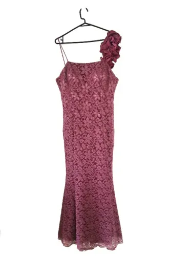 VESTIDO DE FESTA EM RENDA NA COR VINHO