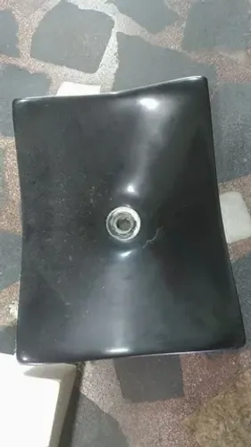 Pias quadradas, em louça, várias, em bom estado. E outros.
