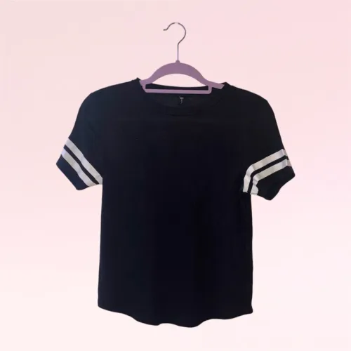 Camiseta preta com listras brancas - H&M