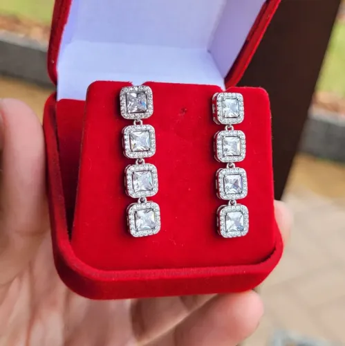 DESCONTO! Brinco Longuinho Prata com Zircônias