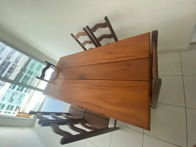 Linda mesa de jantar em madeira maciça o Conjunto tem 6 cadeiras