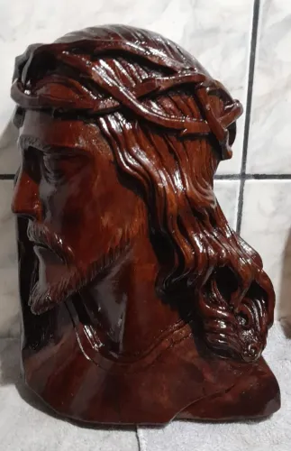 Escultura Entalhada Em Madeira - Jesus Cristo (30 cm x 21,5 cm X 6 cm/Envio Pela OLX Pay)