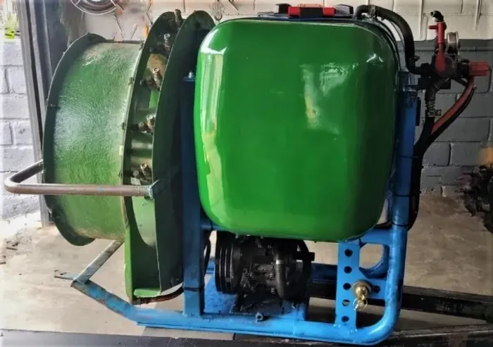 Tanque Pulverizador AC Fibras com correia 300 litros - Seminovo (10 porta-bicos)