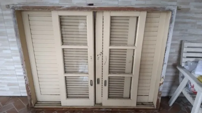 Janela de madeira bege maciça