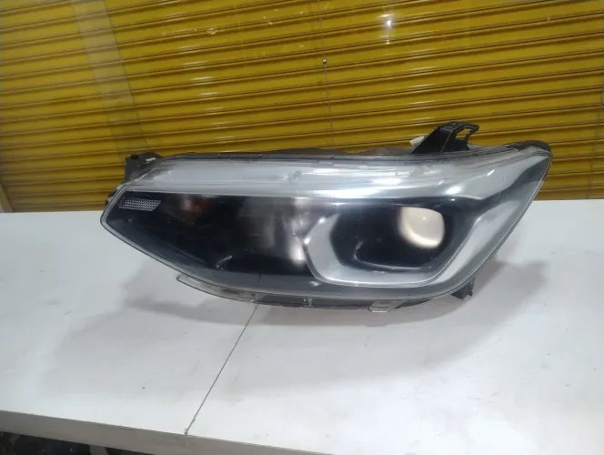  farol da Tracker 2020 a 2023 lado motorista 