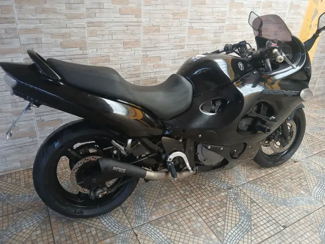 Suzuki GSX 750 F customizada toda preta