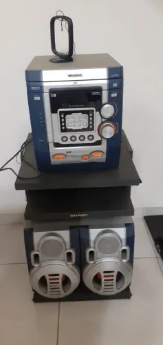 Aparelho de som Toshiba, 3 discos pra CD, toca fita, 1200wats, com racker, usado