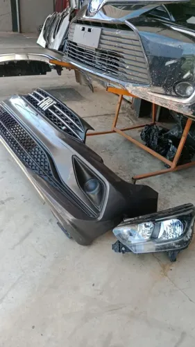 Fiat Cronos ano 2022 para-choque dianteiro e farol Esq