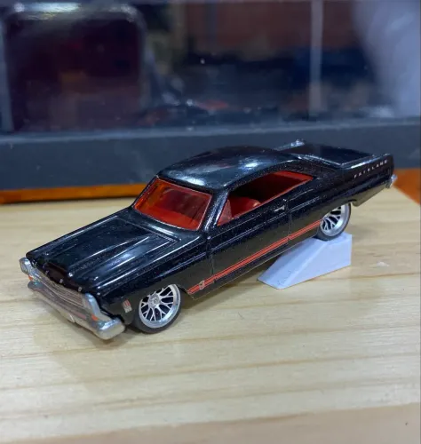 Hotwheels Ford Fairlane GT com rodas Customizadas
