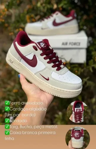 Nike Air Force 1 Bege com Detalhes em Vinho