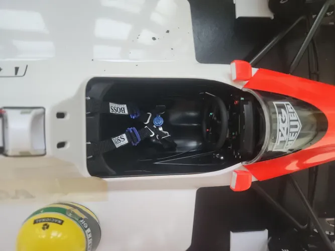 Miniatura Fórmula 1 Ayrton Senna McLaren MP4/4 1988 - Escala 1/8 | Planeta DeAgostini