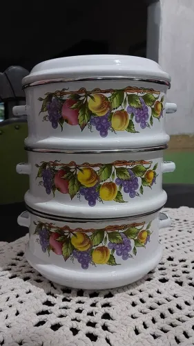Conjunto de Panelas de metal alouçadas