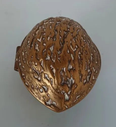 Porta objetos em bronze em formato de noz 