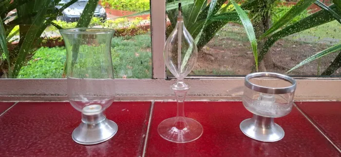 Dois castiçais/porta velas e um fogareiro de cristal