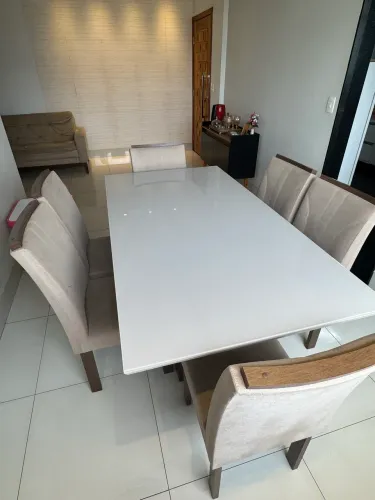 Cama, mesa, sofá, geladeira, aparador, cadeiras, mesa de escritório 