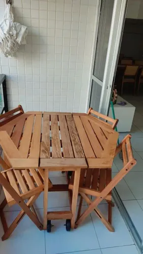 Mesa com cadeiras em madeira 