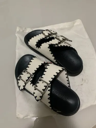 Sandálias brancas com detalhes pretos