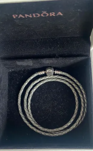 Bracelete em couro e prata Pandora 