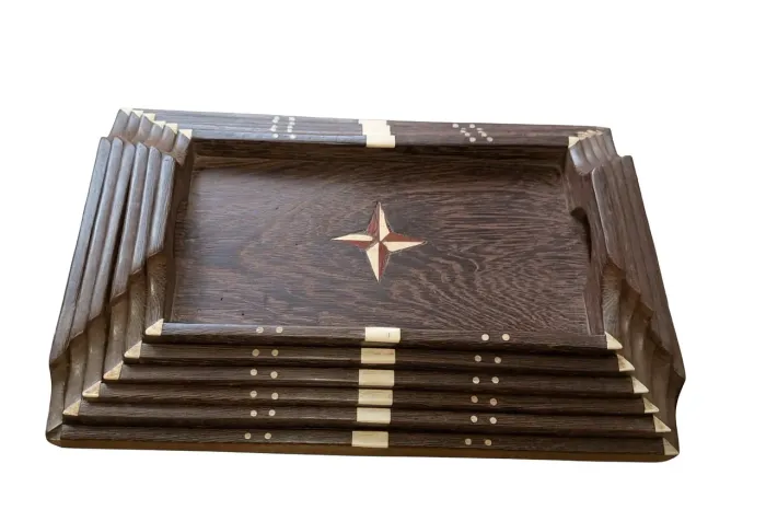 Kit com 6 bandejas em madeira de lei e detalhes em marfim. Maior 40 cms e a menor 28 cms.