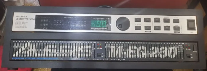 Equalizadores FEEDEBACK DESTROYER PRO e Alesis M-EQ 230
