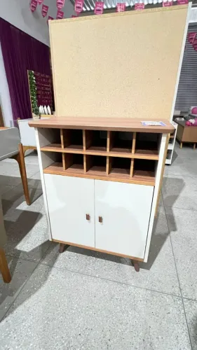 Aparador bar moderno com adega integrada. Design elegante em branco e amadeirado, ideal pa