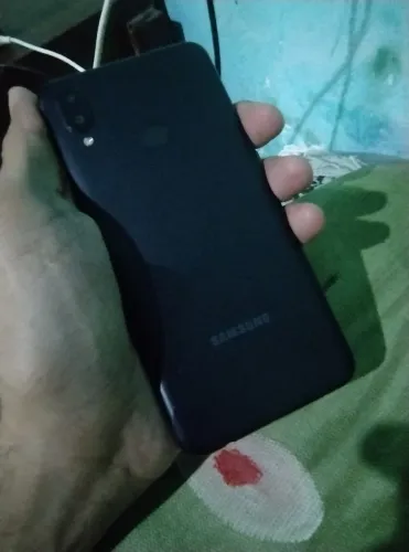 Vendo celular Samsung A10s funcionando perfeitamente, trincado 250 reais 