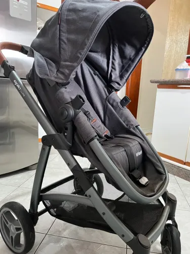 Carrinho de Bebê com Bebê conforto completo 