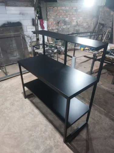 Mesa industrial com prateleiras