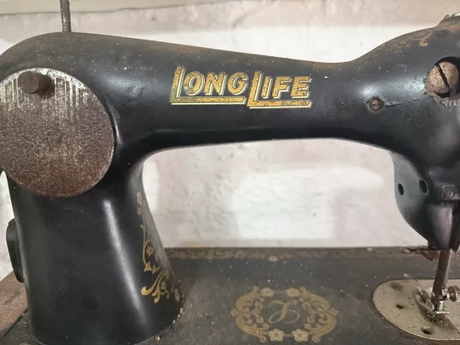 Máquina de costura antiga Long Life - item de colecionador