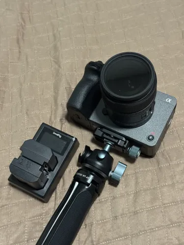 Sony FX30 com lente 15mm f1.4 e acessórios