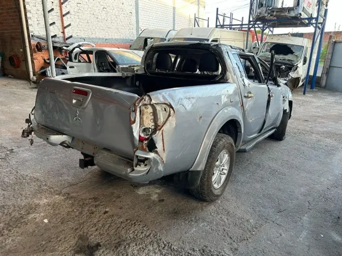 L200 TRITON 2015 3.2 DIESEL AUTOMATICA 4X4 Potencia 180CVS KM 184635 VENDIDA EM PEÇAS