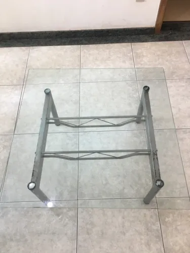 Mesa de Centro de Vidro com Estrutura Metálica