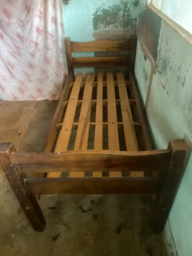 Cama de madeira solteiro resistente