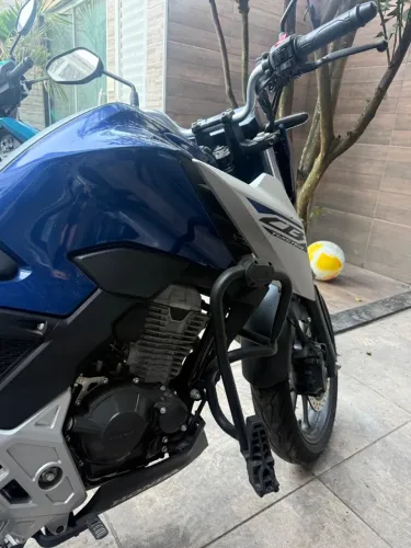 Honda 300F Twister com protetor de carenagem