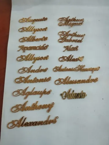 Nomes personalizados no bruto para gargantilhas