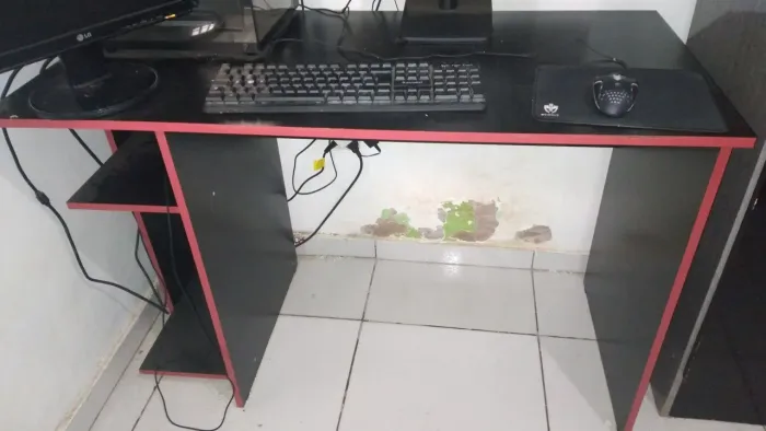 Mesa de escritório 1,14m - Ótimo Espaço para Computador