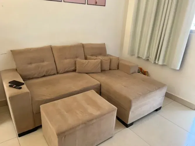 Sofá 3 lugares com chase e puff