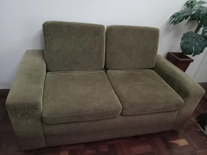 Sofá dois lugares de 1,65 por 85cm