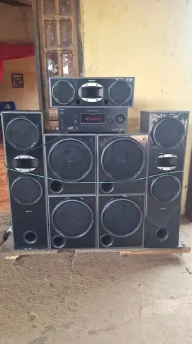 Vende-se essa caixa de som , da Sony tudo ok o som top bem forte